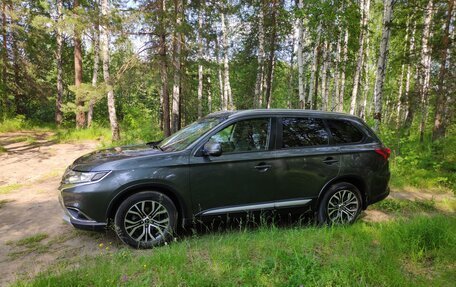 Mitsubishi Outlander III рестайлинг 3, 2015 год, 1 995 000 рублей, 7 фотография