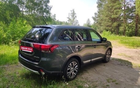 Mitsubishi Outlander III рестайлинг 3, 2015 год, 1 995 000 рублей, 13 фотография