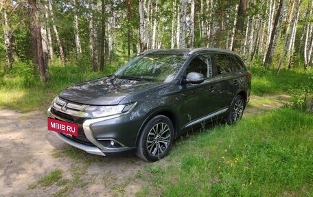 Mitsubishi Outlander III рестайлинг 3, 2015 год, 1 995 000 рублей, 5 фотография