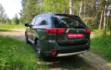 Mitsubishi Outlander III рестайлинг 3, 2015 год, 1 995 000 рублей, 10 фотография