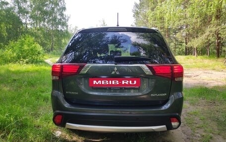 Mitsubishi Outlander III рестайлинг 3, 2015 год, 1 995 000 рублей, 11 фотография