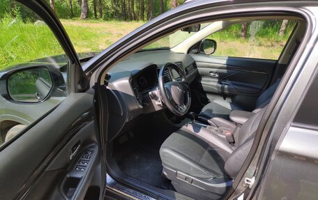 Mitsubishi Outlander III рестайлинг 3, 2015 год, 1 995 000 рублей, 15 фотография