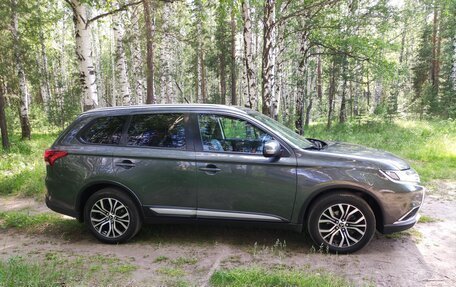 Mitsubishi Outlander III рестайлинг 3, 2015 год, 1 995 000 рублей, 14 фотография