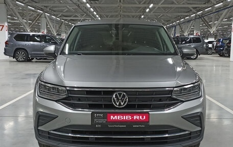Volkswagen Tiguan II, 2021 год, 2 679 072 рублей, 2 фотография