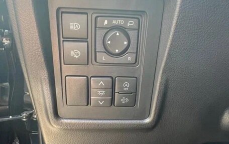 Toyota Land Cruiser Prado 150 рестайлинг 2, 2022 год, 8 150 000 рублей, 14 фотография
