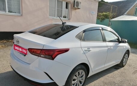 Hyundai Solaris II рестайлинг, 2021 год, 1 700 000 рублей, 4 фотография