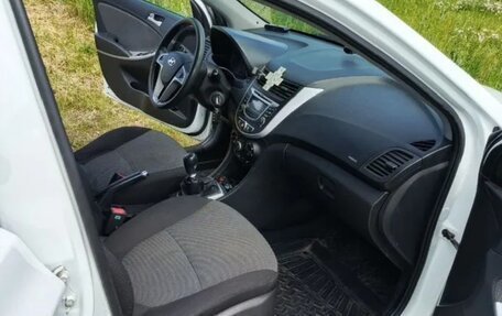 Hyundai Solaris II рестайлинг, 2013 год, 700 000 рублей, 17 фотография
