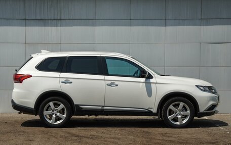 Mitsubishi Outlander III рестайлинг 3, 2016 год, 2 550 000 рублей, 5 фотография