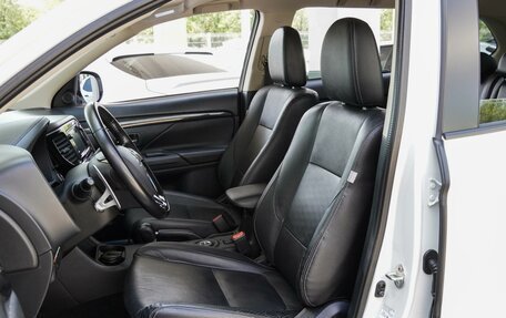 Mitsubishi Outlander III рестайлинг 3, 2016 год, 2 550 000 рублей, 10 фотография