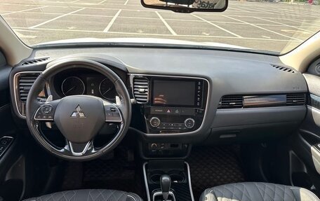 Mitsubishi Outlander III рестайлинг 3, 2021 год, 2 407 000 рублей, 7 фотография