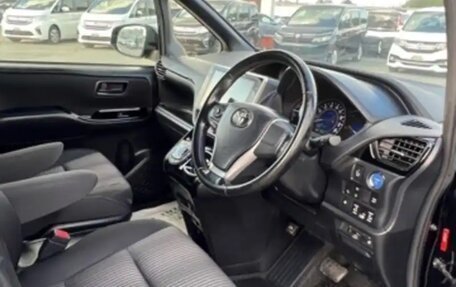 Toyota Voxy III, 2017 год, 2 200 000 рублей, 2 фотография