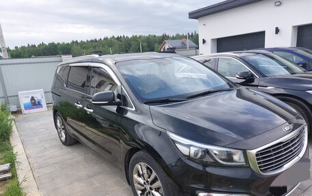 KIA Carnival III, 2017 год, 2 250 000 рублей, 3 фотография