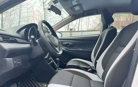 Toyota Yaris XP150 рестайлинг, 2021 год, 1 200 000 рублей, 15 фотография