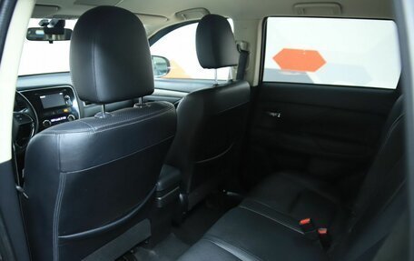 Mitsubishi Outlander III рестайлинг 3, 2015 год, 1 730 000 рублей, 11 фотография