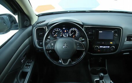 Mitsubishi Outlander III рестайлинг 3, 2015 год, 1 730 000 рублей, 14 фотография