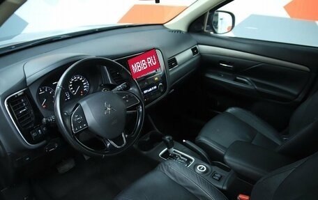 Mitsubishi Outlander III рестайлинг 3, 2015 год, 1 730 000 рублей, 10 фотография