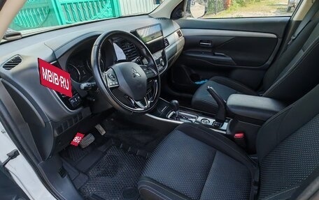 Mitsubishi Outlander III рестайлинг 3, 2018 год, 2 700 000 рублей, 5 фотография