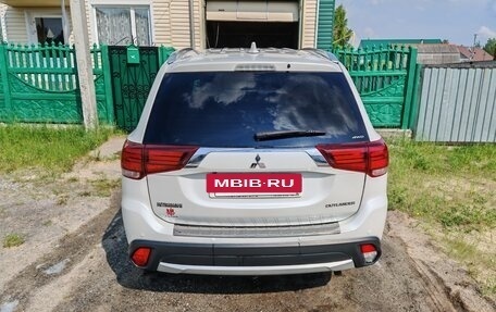 Mitsubishi Outlander III рестайлинг 3, 2018 год, 2 700 000 рублей, 8 фотография