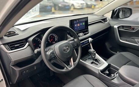 Toyota RAV4, 2021 год, 2 300 000 рублей, 11 фотография