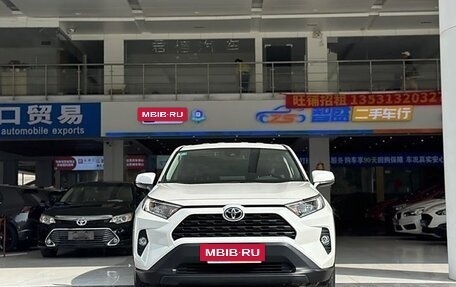 Toyota RAV4, 2021 год, 2 300 000 рублей, 2 фотография
