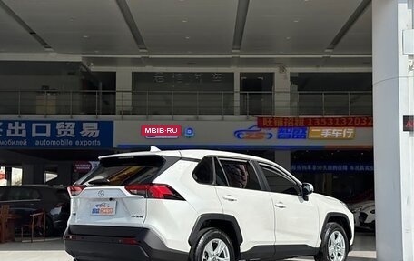Toyota RAV4, 2021 год, 2 300 000 рублей, 4 фотография