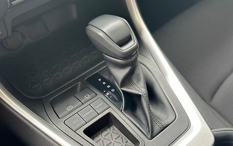 Toyota RAV4, 2021 год, 2 300 000 рублей, 24 фотография