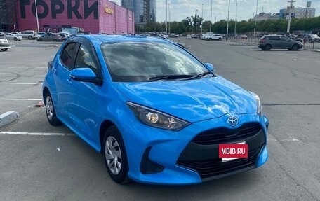 Toyota Yaris, 2021 год, 1 650 000 рублей, 2 фотография