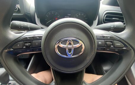 Toyota Yaris, 2021 год, 1 650 000 рублей, 21 фотография