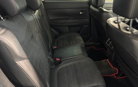 Mitsubishi Outlander III рестайлинг 3, 2021 год, 2 399 800 рублей, 4 фотография