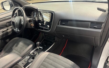Mitsubishi Outlander III рестайлинг 3, 2021 год, 2 399 800 рублей, 3 фотография