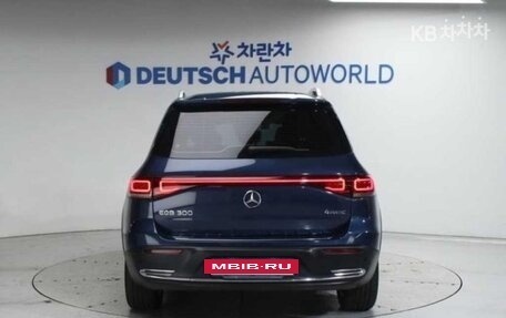 Mercedes-Benz EQB, 2022 год, 4 890 000 рублей, 2 фотография