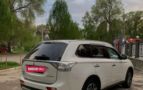 Mitsubishi Outlander III рестайлинг 3, 2014 год, 1 450 000 рублей, 3 фотография