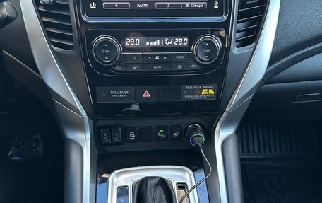 Mitsubishi Pajero Sport III рестайлинг, 2019 год, 3 300 000 рублей, 10 фотография