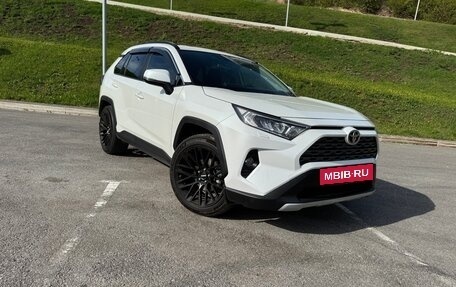 Toyota RAV4, 2019 год, 3 000 000 рублей, 2 фотография