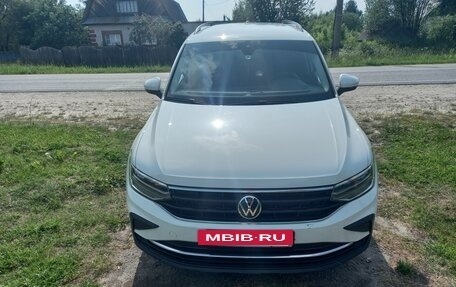 Volkswagen Tiguan II, 2021 год, 2 530 000 рублей, 2 фотография