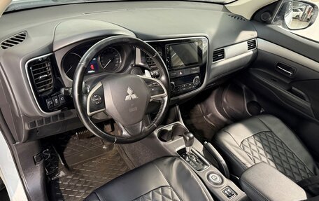 Mitsubishi Outlander III рестайлинг 3, 2013 год, 1 499 800 рублей, 8 фотография