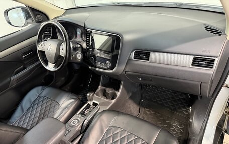 Mitsubishi Outlander III рестайлинг 3, 2013 год, 1 499 800 рублей, 3 фотография