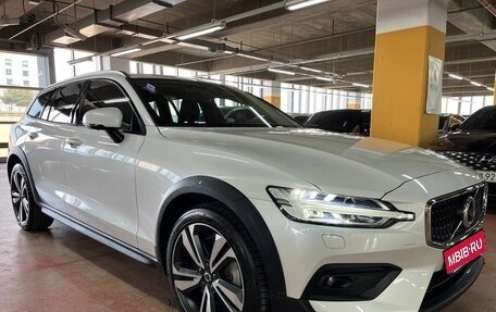 Volvo V60 Cross Country II, 2021 год, 3 559 810 рублей, 2 фотография