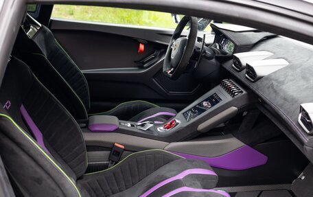 Lamborghini Huracán, 2022 год, 37 000 000 рублей, 15 фотография