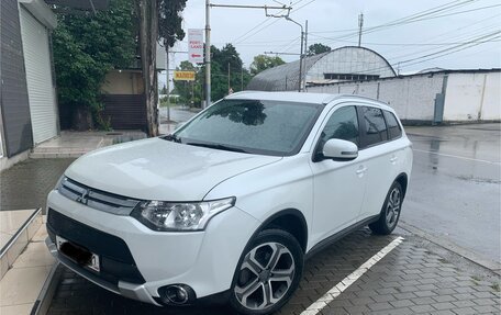 Mitsubishi Outlander III рестайлинг 3, 2014 год, 1 550 000 рублей, 2 фотография