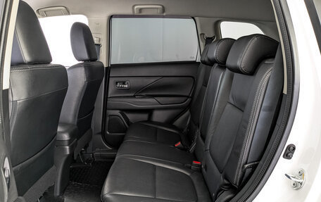 Mitsubishi Outlander III рестайлинг 3, 2014 год, 1 490 000 рублей, 16 фотография