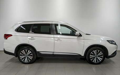 Mitsubishi Outlander III рестайлинг 3, 2018 год, 1 780 000 рублей, 4 фотография