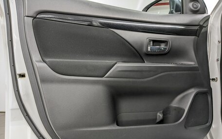 Mitsubishi Outlander III рестайлинг 3, 2018 год, 1 780 000 рублей, 11 фотография