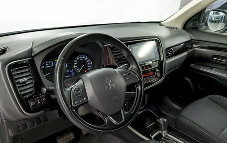 Mitsubishi Outlander III рестайлинг 3, 2018 год, 1 780 000 рублей, 13 фотография