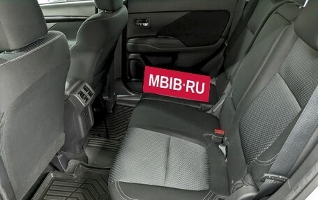 Mitsubishi Outlander III рестайлинг 3, 2018 год, 1 780 000 рублей, 15 фотография