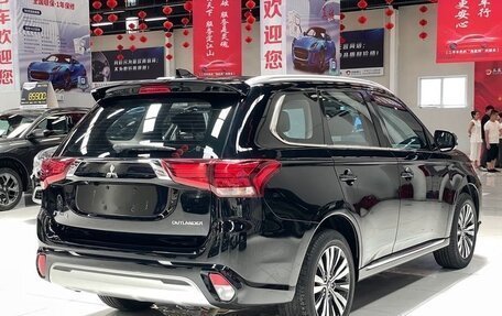 Mitsubishi Outlander III рестайлинг 3, 2022 год, 1 820 090 рублей, 2 фотография