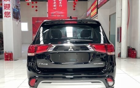 Mitsubishi Outlander III рестайлинг 3, 2022 год, 1 820 090 рублей, 4 фотография
