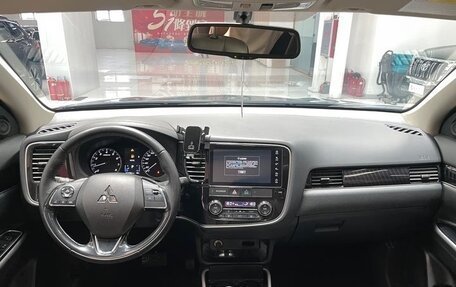 Mitsubishi Outlander III рестайлинг 3, 2022 год, 1 820 090 рублей, 9 фотография