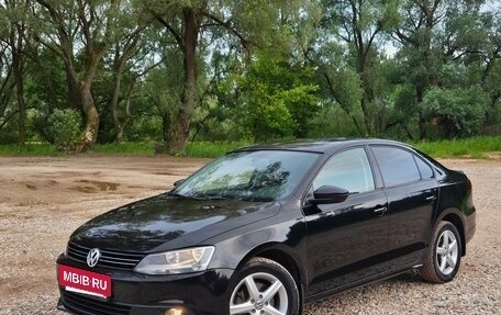 Volkswagen Jetta VI, 2013 год, 999 000 рублей, 2 фотография