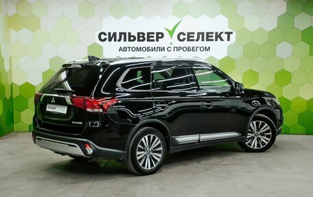Mitsubishi Outlander III рестайлинг 3, 2019 год, 2 200 000 рублей, 2 фотография